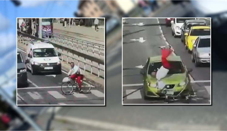 VIDEO: Cyklista prosvištěl na červenou po přechodu přímo před policejní hlídkou, srazilo ho auto