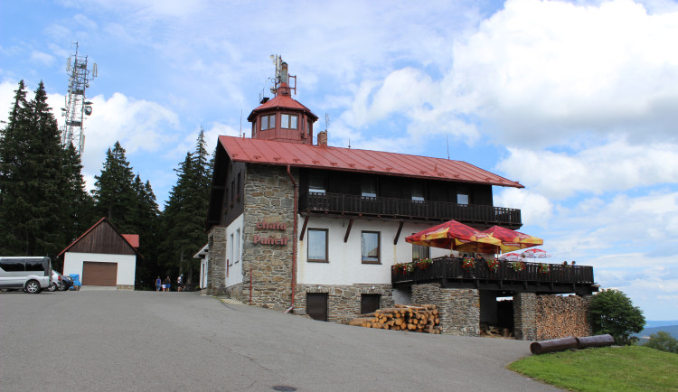 Přesně před 100 lety se slavnostně otevřela chata s rozhlednou na vrcholu šumavského Pancíře