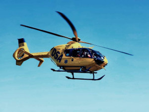 Postaršího muže zavalil traktor, pod těžkým strojem zůstal do půl těla uvězněný