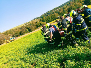Postaršího muže zavalil traktor, pod těžkým strojem zůstal do půl těla uvězněný