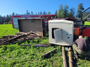 Postaršího muže zavalil traktor, pod těžkým strojem zůstal do půl těla uvězněný