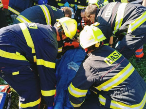 Postaršího muže zavalil traktor, pod těžkým strojem zůstal do půl těla uvězněný