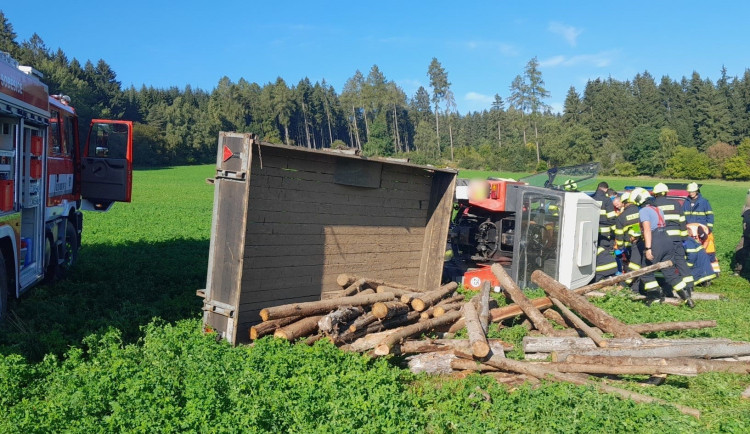 Postaršího muže zavalil traktor, pod těžkým strojem zůstal do půl těla uvězněný