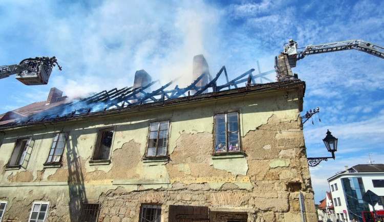 Policisté dopadli žháře, který podpálil historický dům v centru Plzně. Dva hasiči se tam při zásahu zranili