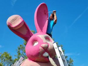 Kontroverzní socha králíka požírajícího člověka má zpět svou ikonickou růžovou barvu