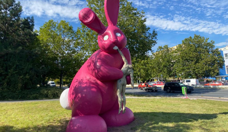 Kontroverzní socha králíka požírajícího člověka má zpět svou ikonickou růžovou barvu