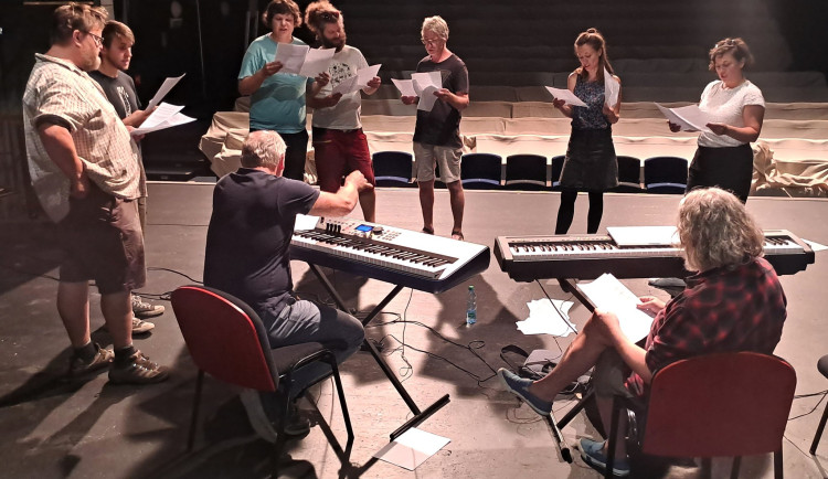 Herci zkouší pěvecké party už od září.