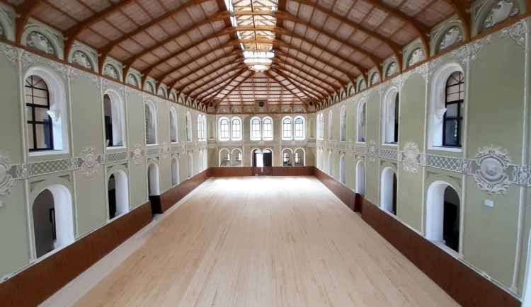 Zrekonstruovaná unikátní jízdárna ve Světcích se brzy otevře pro návštěvníky po celou sezonu