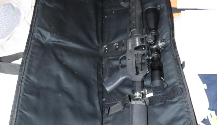 Muž střílel na psa, který vběhl na zahradu. Fenu museli uspat