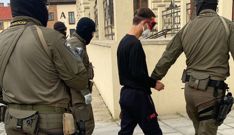 Kriminalisté po roce dopadli pachatele nesmírně krvavé vraždy. Muž ubil a ubodal cizince