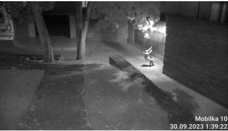 Mladík si nejspíš trénoval tanec u tyče, kolemjdoucího ale neoslnil