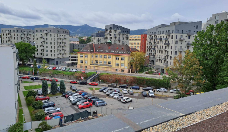 Parkovací dům u krajského úřadu je takřka hotový. Fungovat začne v lednu