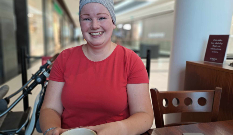 Alopecie ji připravila i vlasy, hendikepu čelí s šitím v ruce