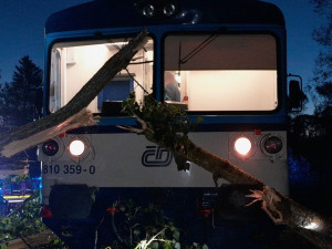 Bouře se silným větrem pustošila západ Čech, ve dvou případech najel vlak do spadlého stromu