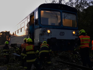 Bouře se silným větrem pustošila západ Čech, ve dvou případech najel vlak do spadlého stromu