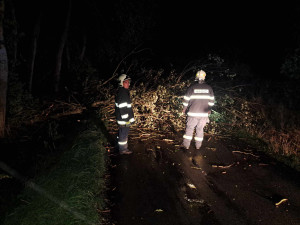 Bouře se silným větrem pustošila západ Čech, ve dvou případech najel vlak do spadlého stromu
