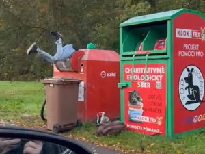 Smrtelně nebezpečný sběr elektroodpadu z kovových kontejnerů stále láká hazardéry se životem