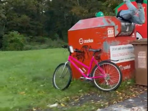 Smrtelně nebezpečný sběr elektroodpadu z kovových kontejnerů stále láká hazardéry se životem