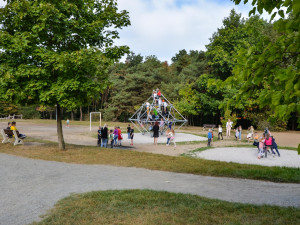 Špitálský les zas o něco prokoukl. Dostal nové cesty, lavičky  a vybavení dětského hřiště za 2,6 milionu