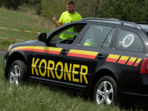 Ohořelé lidské tělo našli hasiči uvnitř doutnajícího vraku automobilu odstaveného na lesní cestě