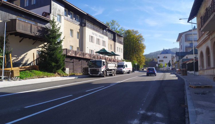 Průtah Železnou Rudou už je průjezdný bez omezení, končí letní oprava 574 metrů dlouhého úseku silnice I/27