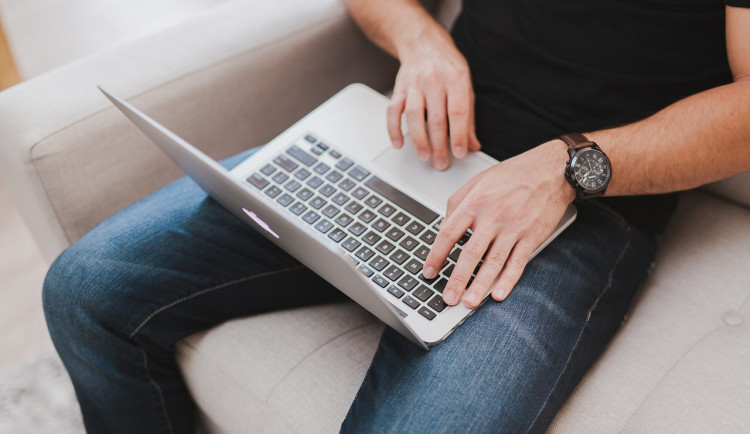 Učitel si s nezletilou školačkou vyměňoval nahé fotky a osahával ji v kabinetu