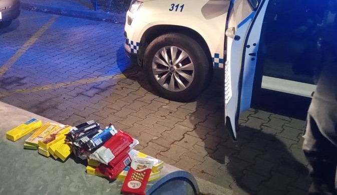 Zloděj chtěl potěšit děti, nacpal si proto svůj batoh sladkostmi a snažil se z obchodu uprchnout bez zaplacení