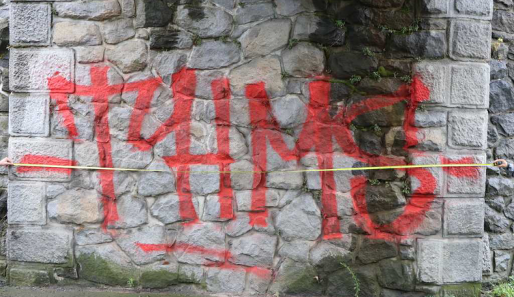 Policisté dopadli čtyři mladé sprejery. Svými výtvory způsobili škodu za 170 tisíc korun a přijde je to hodně draho