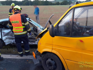 Při ranní nehodě se vážně zranily dvě děti. Těžké zranění utrpěli i další dva dospělí účastníci havárie