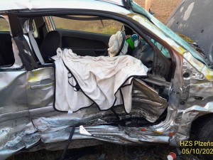 Při ranní nehodě se vážně zranily dvě děti. Těžké zranění utrpěli i další dva dospělí účastníci havárie