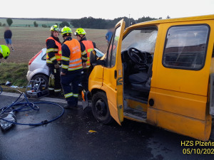 Při ranní nehodě se vážně zranily dvě děti. Těžké zranění utrpěli i další dva dospělí účastníci havárie