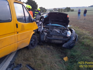 Při ranní nehodě se vážně zranily dvě děti. Těžké zranění utrpěli i další dva dospělí účastníci havárie