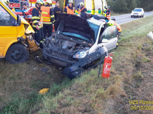 Při ranní nehodě se vážně zranily dvě děti. Těžké zranění utrpěli i další dva dospělí účastníci havárie