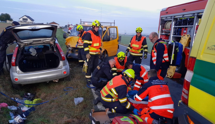Při ranní nehodě se vážně zranily dvě děti. Těžké zranění utrpěli i další dva dospělí účastníci havárie