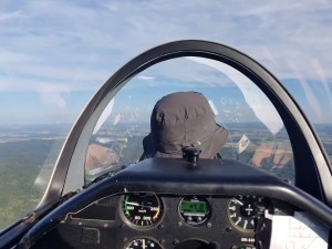 Nebe nad Letkovem ovládli letečtí akrobaté a připomněli, že Plzeň a její okolí patří ke kolébkám létání v českých zemích