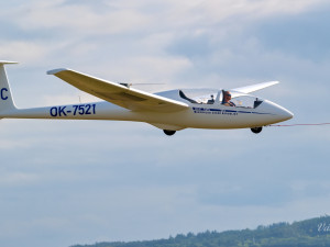 Nebe nad Letkovem ovládli letečtí akrobaté a připomněli, že Plzeň a její okolí patří ke kolébkám létání v českých zemích