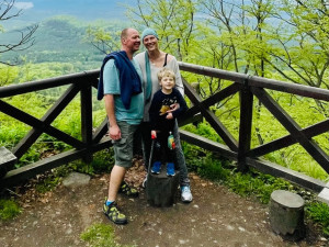 Po návratu z lyžování si mladá žena myslela, že má namoženou ruku. Z bolesti se vyklubala rakovina prsu