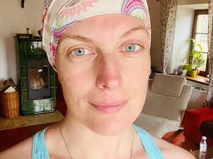 Po návratu z lyžování si mladá žena myslela, že má namoženou ruku. Z bolesti se vyklubala rakovina prsu