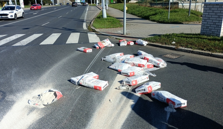Nicnetušící řidič poztrácel cestou ze stavebnin 15 pytlů s omítkou. Zůstaly ležet uprostřed křižovatky
