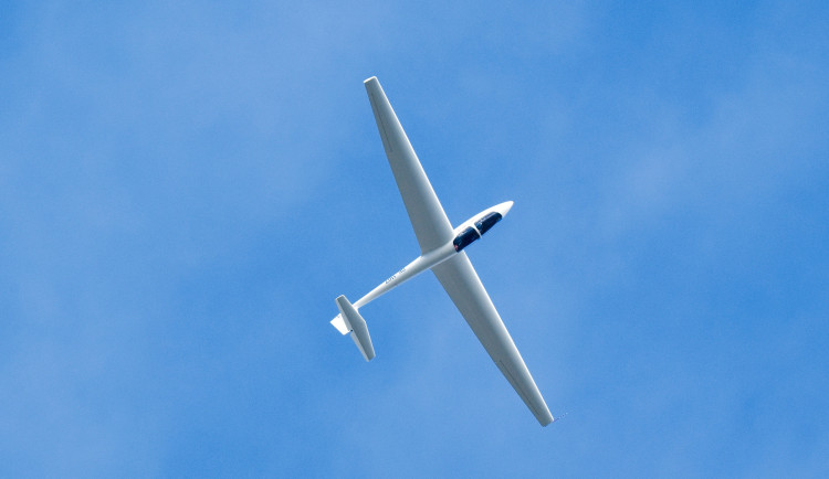 Nebe nad Letkovem ovládli letečtí akrobaté a připomněli, že Plzeň a její okolí patří ke kolébkám létání v českých zemích