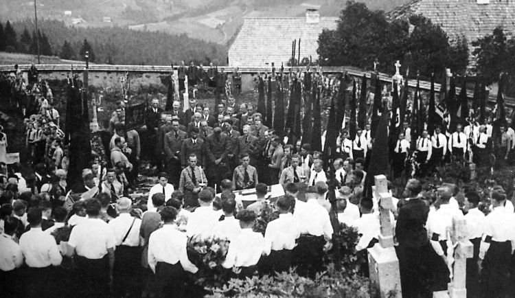 Velkolepého pohřbu zavražděného henleinovce se na hřbitově v Dobré Vodě zúčastnil i K. H. Frank (před rakví se skloněnou hlavou) vedle stojí Konrád Henlein