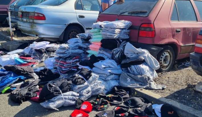 ČOI udeřila na tržnici s padělky v okamžiku, kdy tam bylo díky státnímu svátku velké množství zákazníků ze SRN