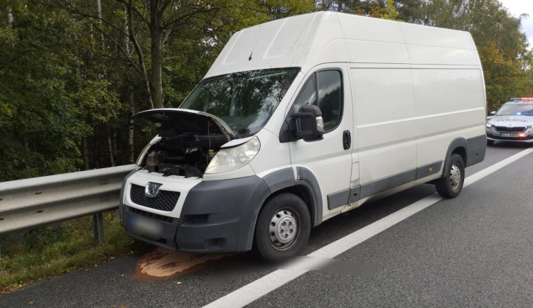 Z rozbité dodávky u Liberce uprchlo 41 nelegálních migrantů. Policisté je našli v okolí silnice