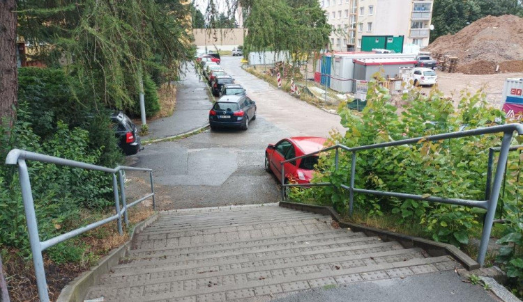 Město zbuduje ve Skvrňanech desítky nových parkovacích míst, bez uzavírky se to neobejde