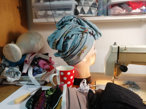 Alopecie ji připravila i vlasy, hendikepu čelí s šitím v ruce