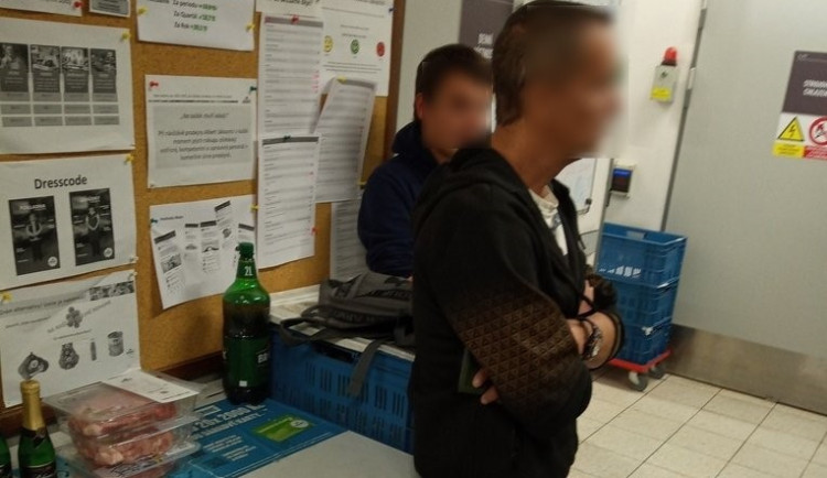 Zloděj byl natolik opilý, že z místa krádeže v obchoďáku vůbec neodešel
