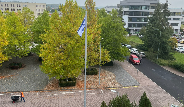 Odsuzuji teroristické útoky palestinského hnutí, vzkázal karlovarský hejtman