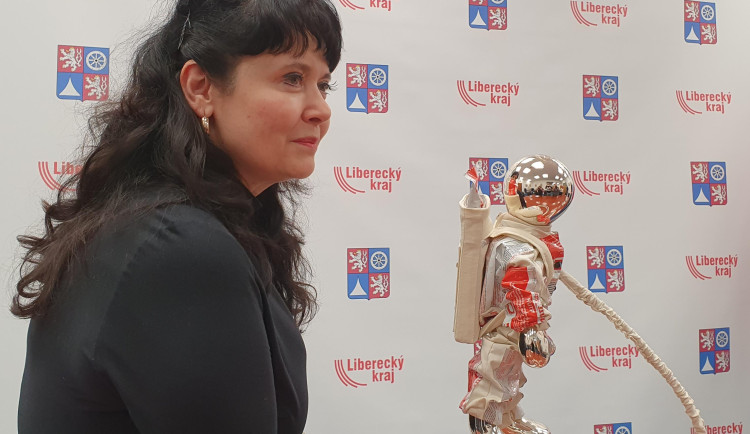 Skleněná díla žákyň železnobrodské školy jdou do benefiční aukce UNICEF