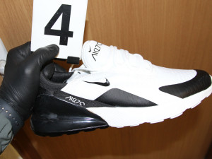 Šikovní Vietnamci ve svém domku šili stovky padělků značkové obuvi. Na tržnici dodávali i tisíce nelegálních cigaret