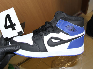 Šikovní Vietnamci ve svém domku šili stovky padělků značkové obuvi. Na tržnici dodávali i tisíce nelegálních cigaret